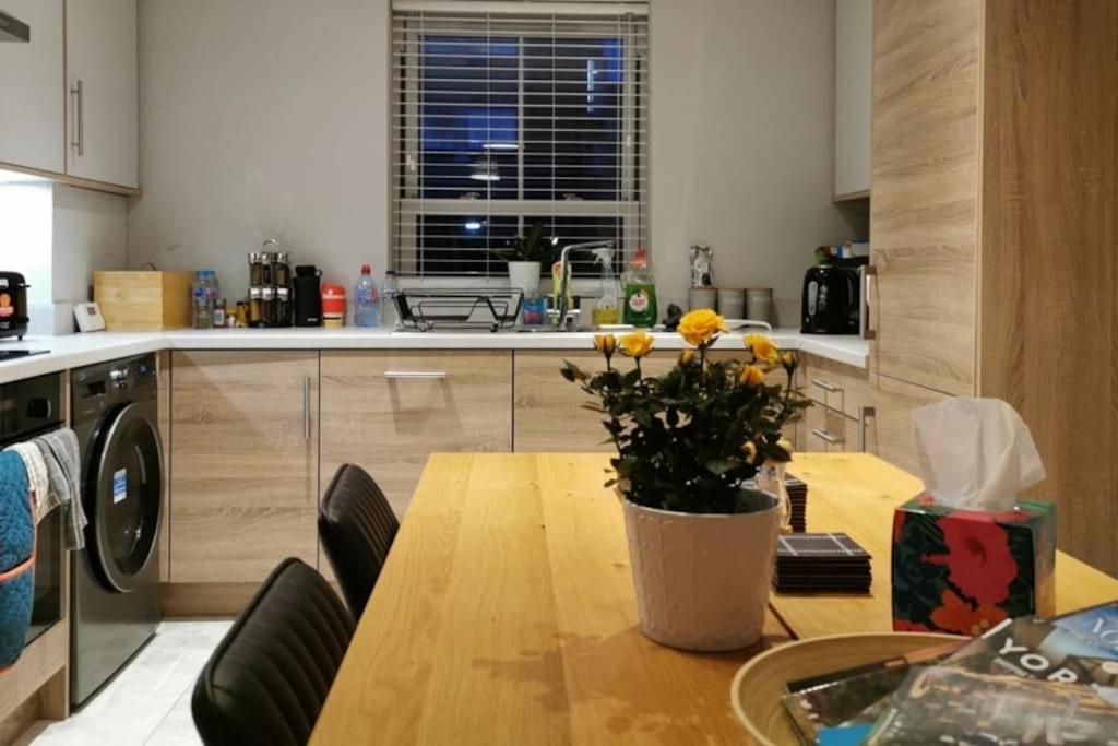 3 Bedroom Townhouse, Free Parking York Ngoại thất bức ảnh